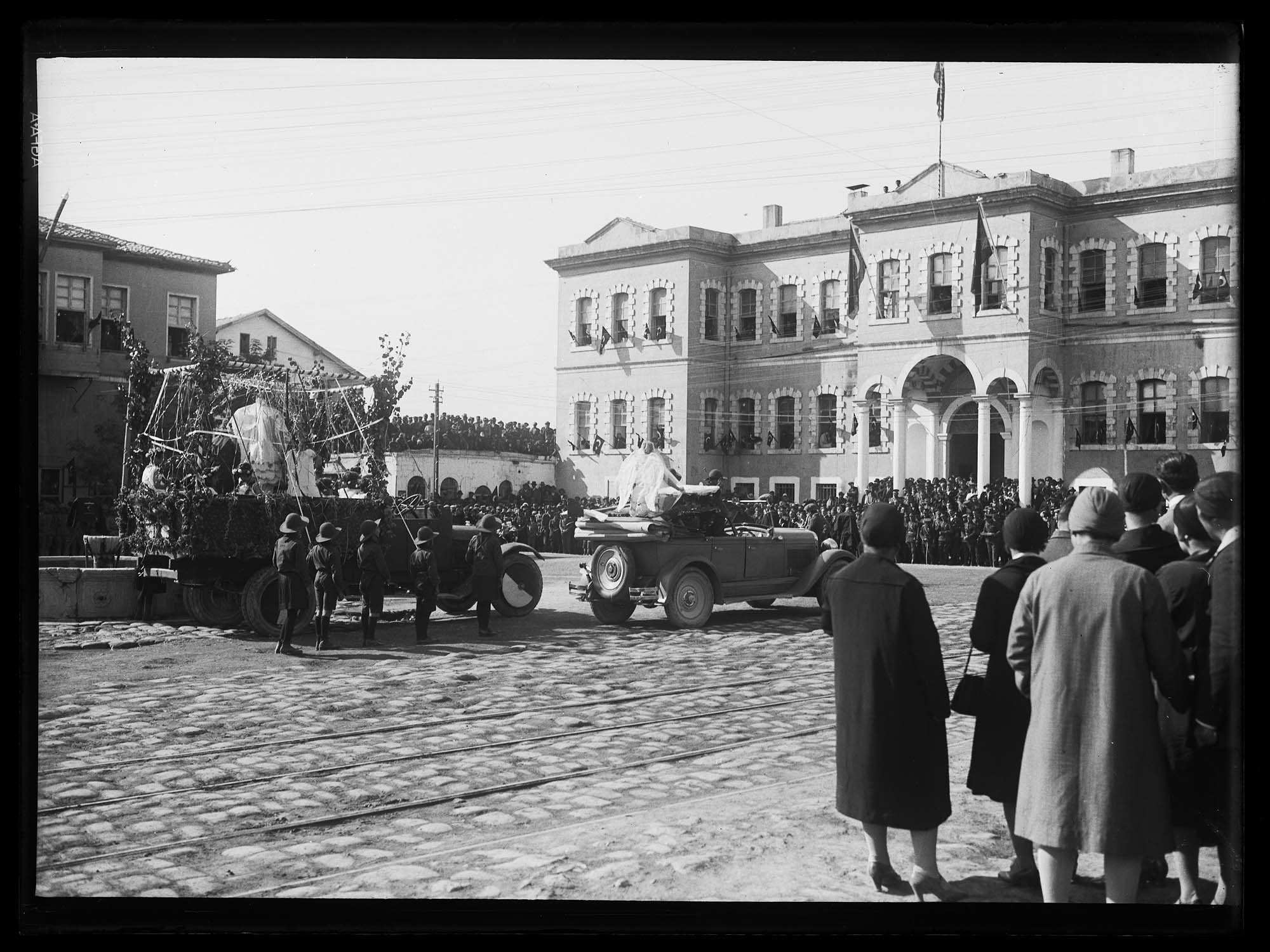 Fête de la République en 1928 : Voitures officielles devant un bâtiment public